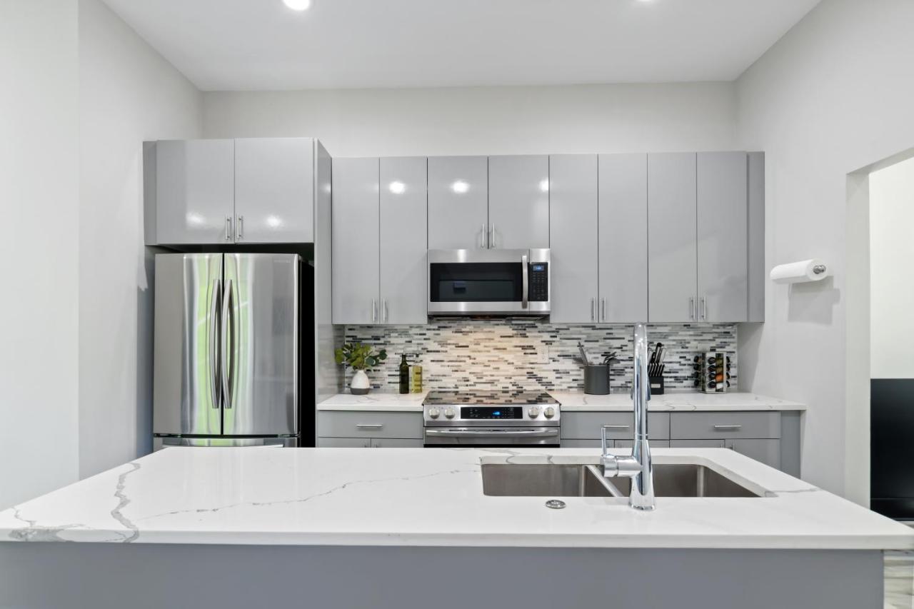 The Red Door - Ultra Modern Atlanta Home - Designedbydom Экстерьер фото