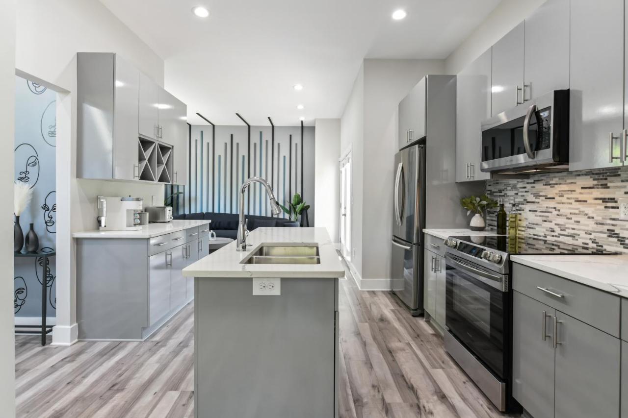 The Red Door - Ultra Modern Atlanta Home - Designedbydom Экстерьер фото