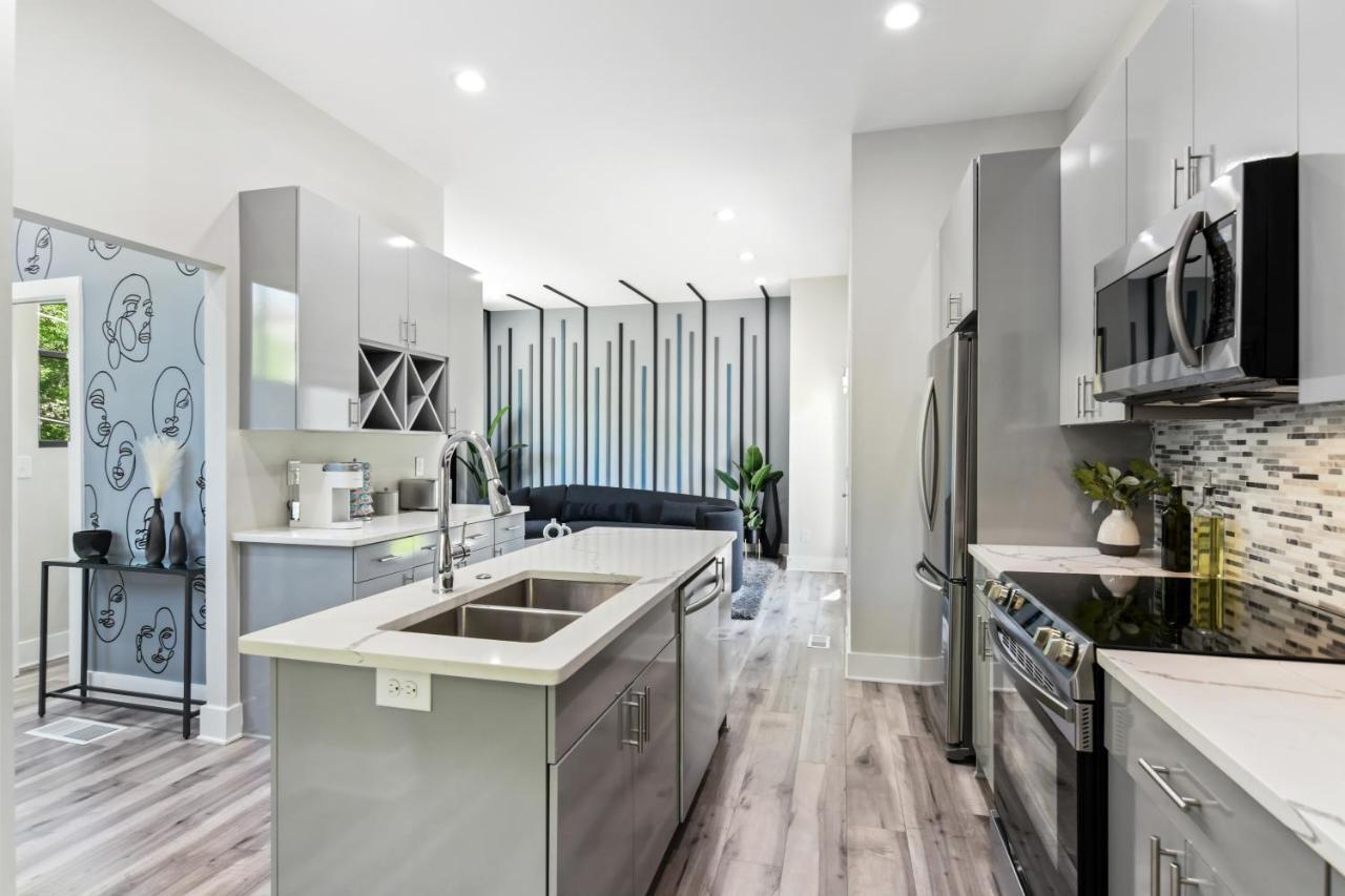 The Red Door - Ultra Modern Atlanta Home - Designedbydom Экстерьер фото