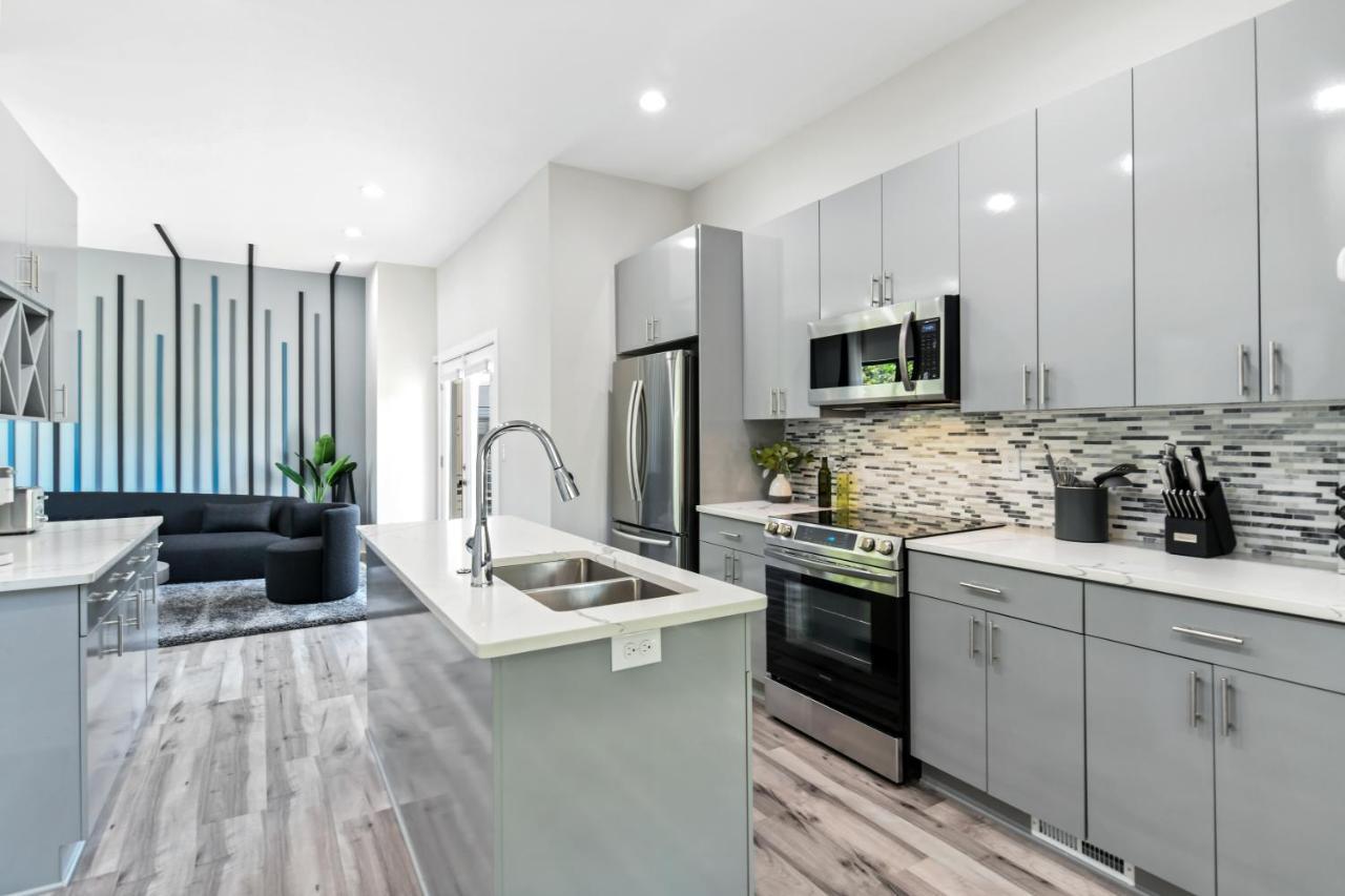 The Red Door - Ultra Modern Atlanta Home - Designedbydom Экстерьер фото