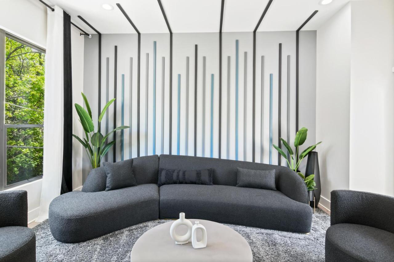 The Red Door - Ultra Modern Atlanta Home - Designedbydom Экстерьер фото